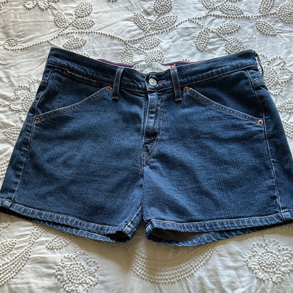 🌷🌷🌷3/$15 Spring Sale. Levi's Dark Blue Jean Shorts